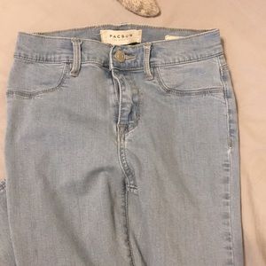 Non ripped lightwash skinny jeans